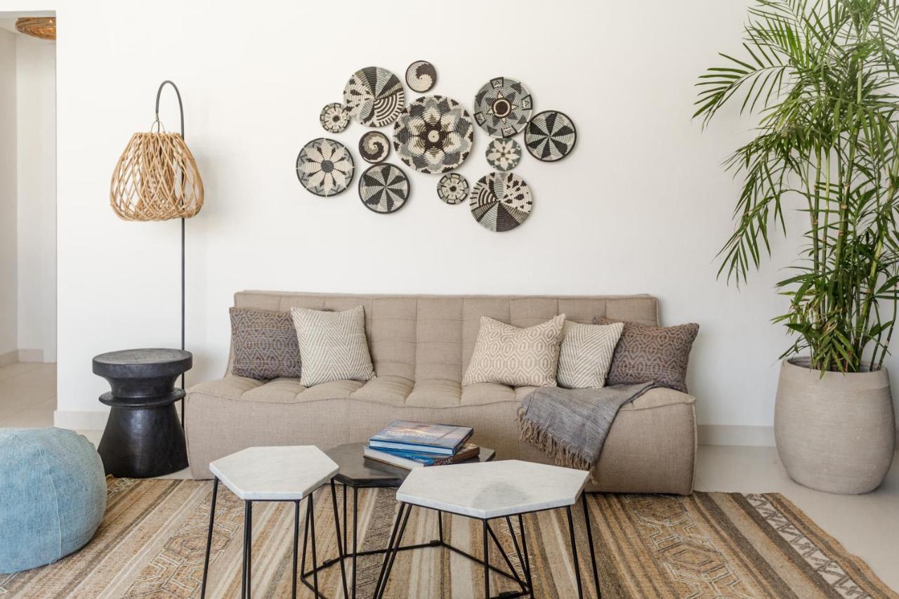 Cloud 7 Residences Ayla Akaba Exterior foto A living room with a sofa