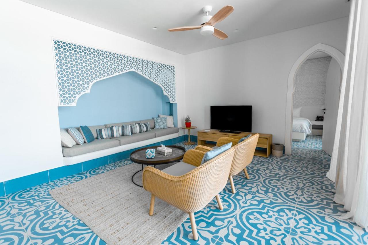 Cloud 7 Residences Ayla Akaba Exterior foto A living room in a suite at the resort