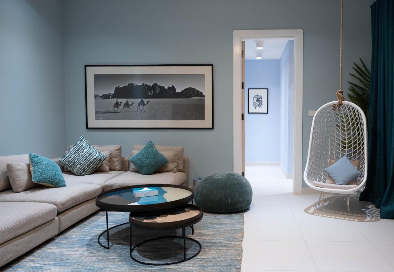 Cloud 7 Residences Ayla Akaba Exterior foto A living room with a swing chair